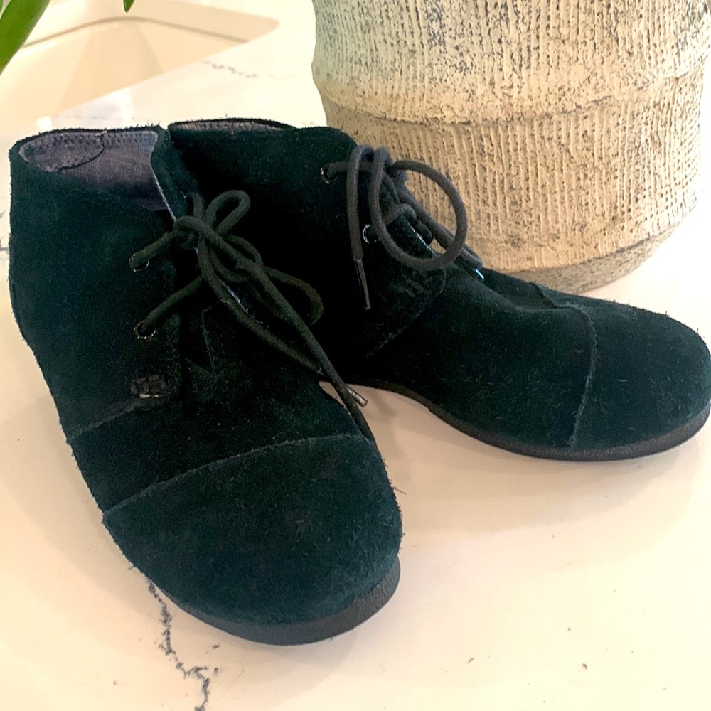 Tom’s Black Suede Girl’s bootie - size 2